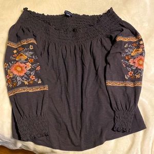 American eagle off the shoulder floral blouse